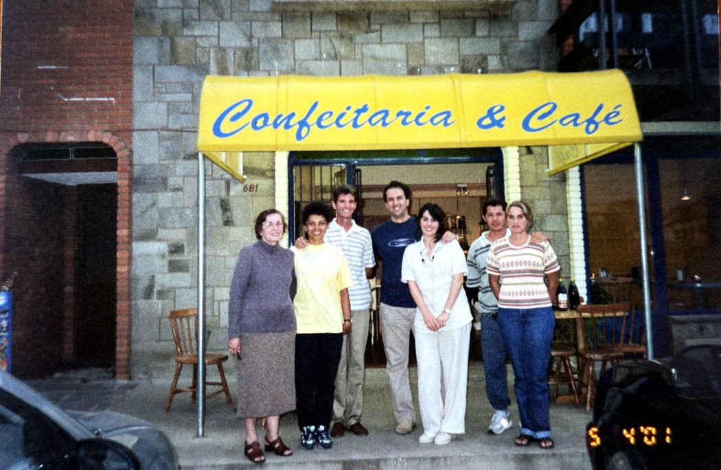 Equipe em frente à Confeitaria & Café